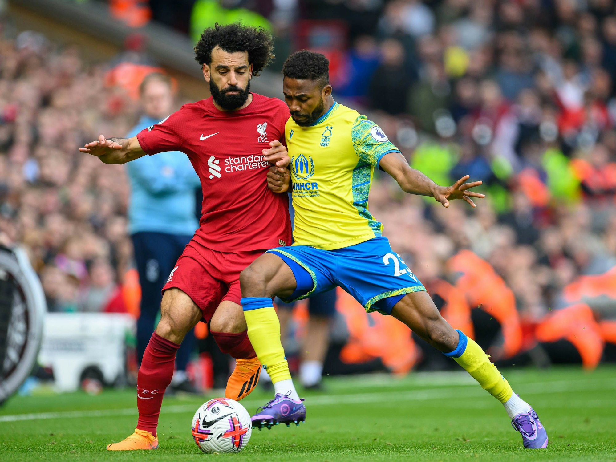 Mohamed Salah im Zweikampf mit Emmanuel Dennis.