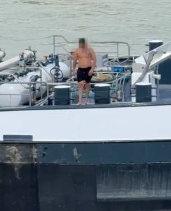 Ein Mann ist im Bereich der Hafenanlage in Wesseling in den Rhein gesprungen.