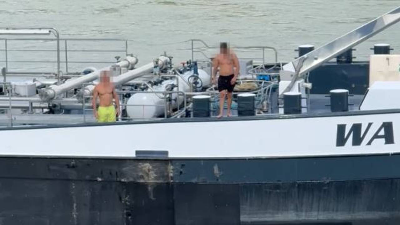 Ein Mann ist im Bereich der Hafenanlage in Wesseling in den Rhein gesprungen.
