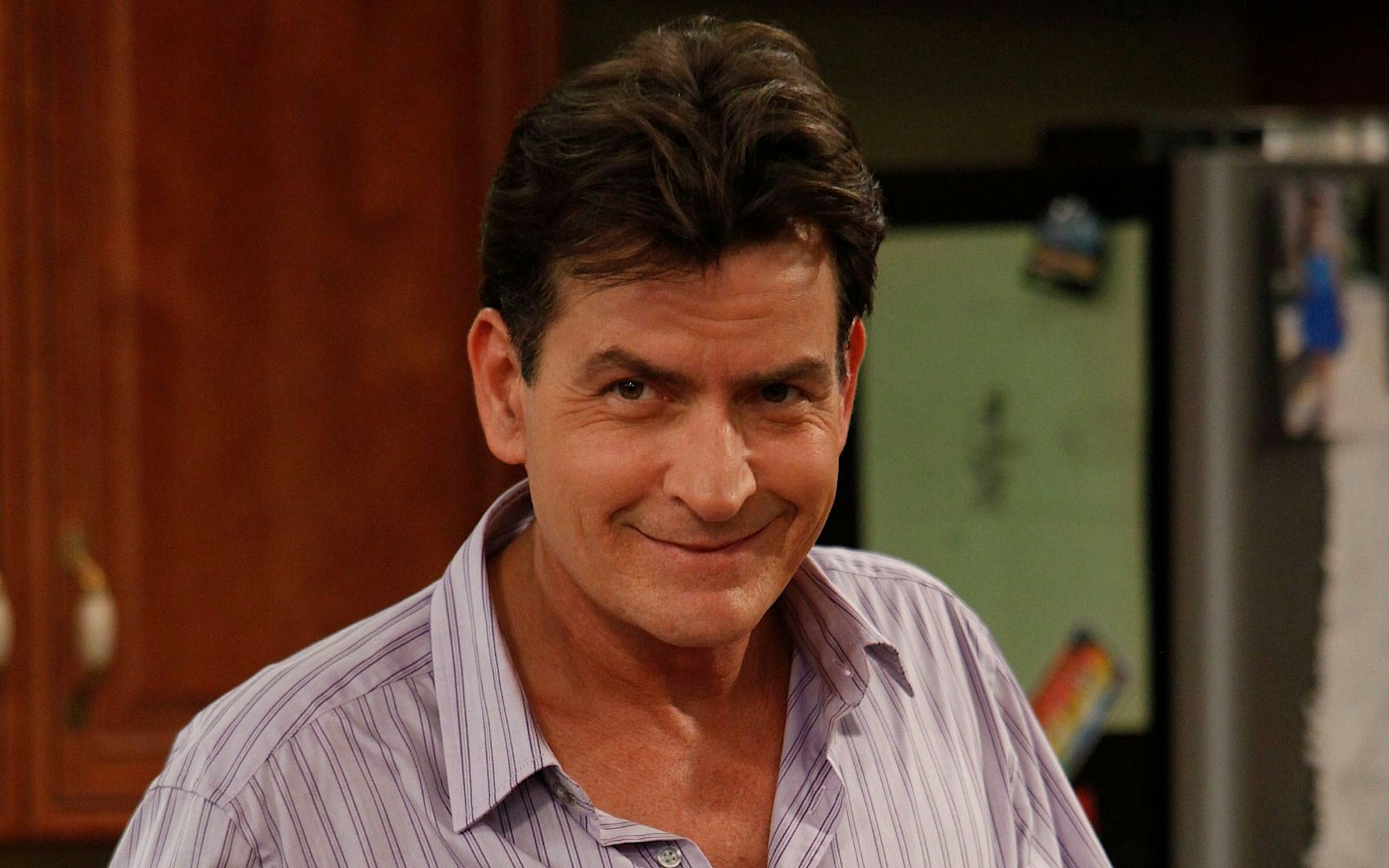 Nicht nur sein schelmisches Grinsen machte ihn zum Star: Charlie Sheen feiert am 3. September seinen 60. Geburtstag. (Bild: Concorde Home Entertainment)