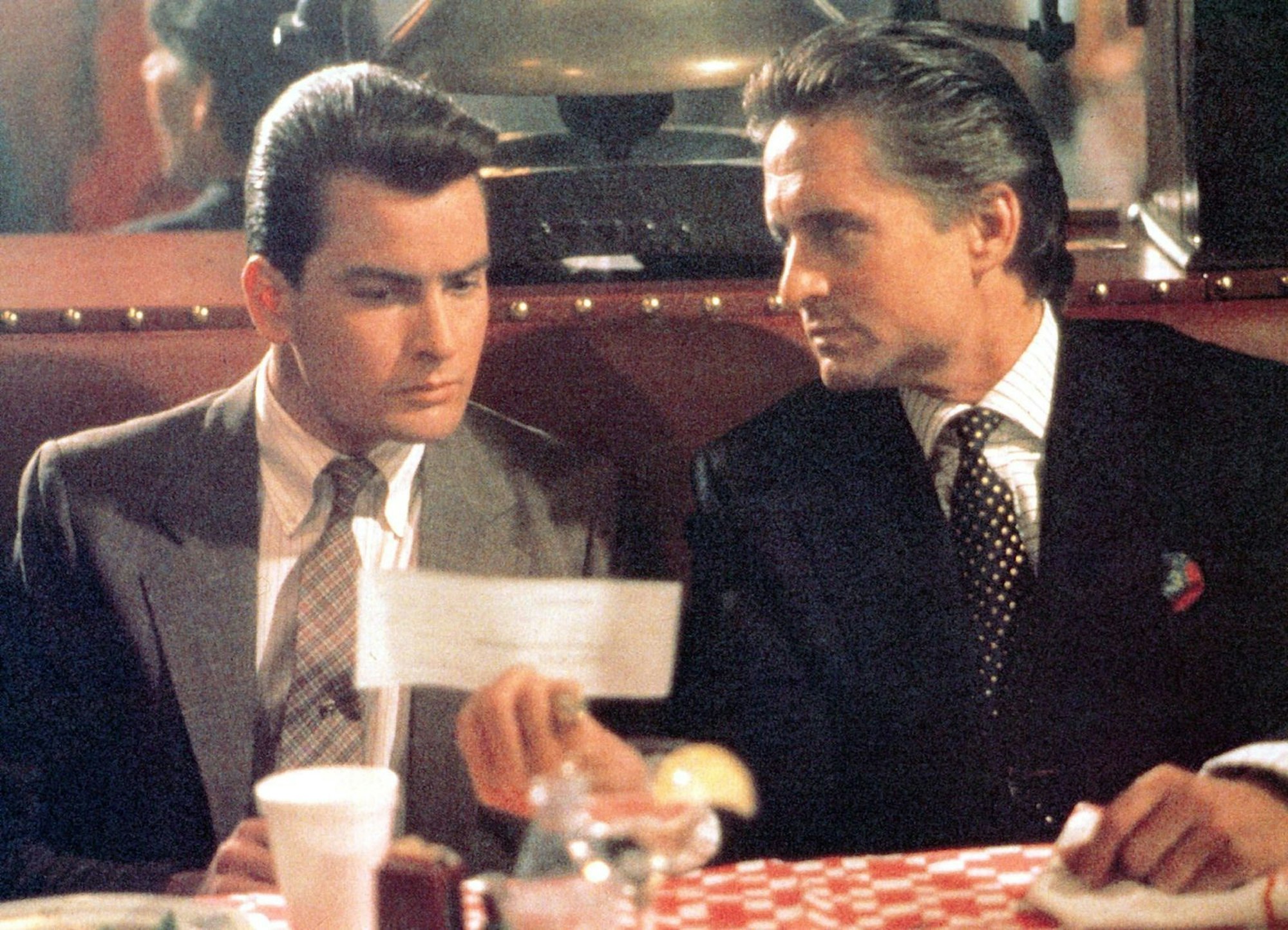 Eine seiner ersten großen Rollen: Charlie Sheen (Bild, links, mit Michael Douglas“ in Oliver Stones „Wall Street“. (Bild: Twentieth Century Fox)