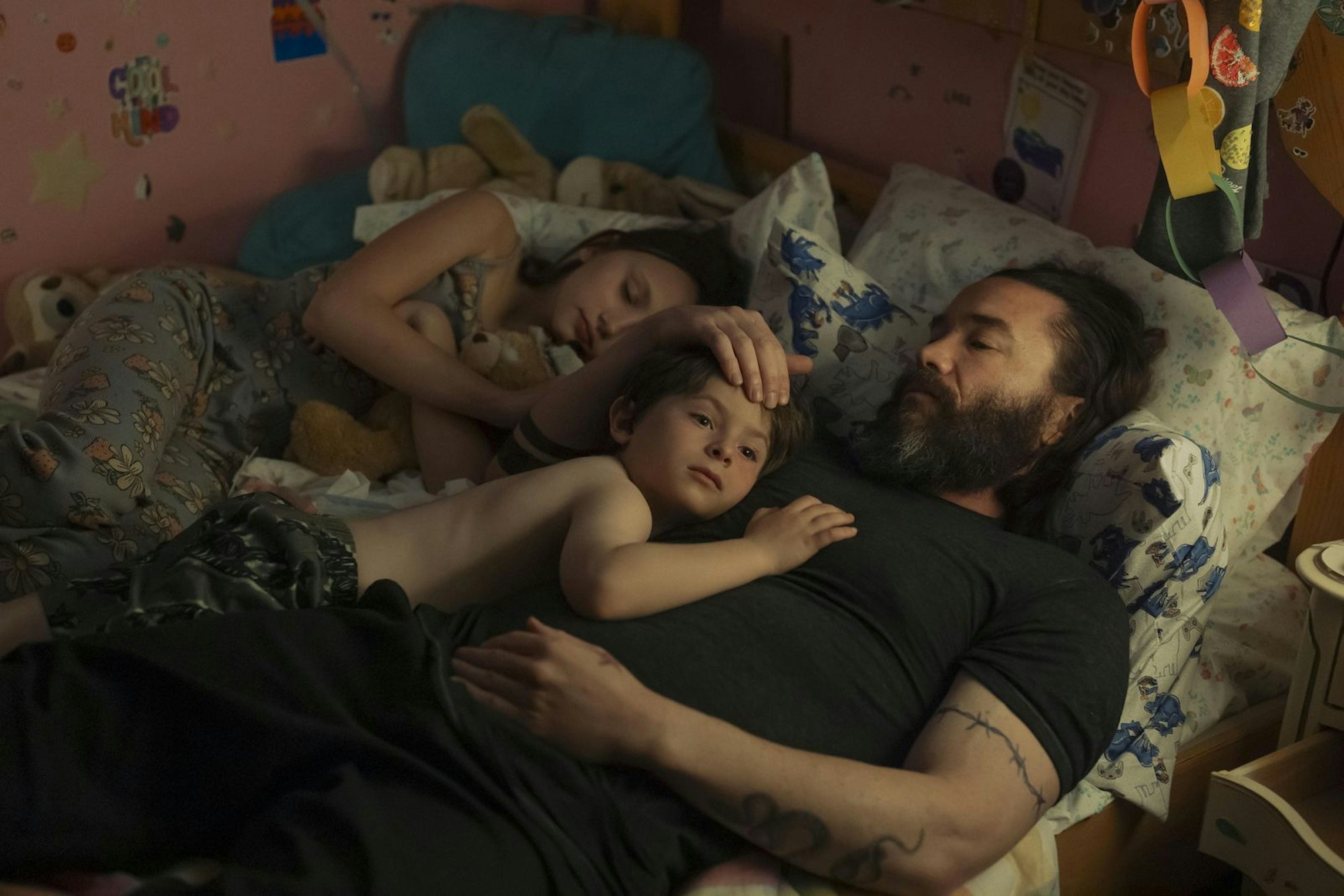 Robbie (Tom Pelphrey) ruht mit den Kindern, nachdem seine Frau die Familie verlassen hat. Doch eigentlich ist Robbie selten zu Hause. Seine „day job“ als Müllmann und nächtliche Raubzüge federt - ohne Genaues zu wissen - Robbies Nichts Maeve ab. (Bild: © Home Box Office, Inc. All rights reserved. )