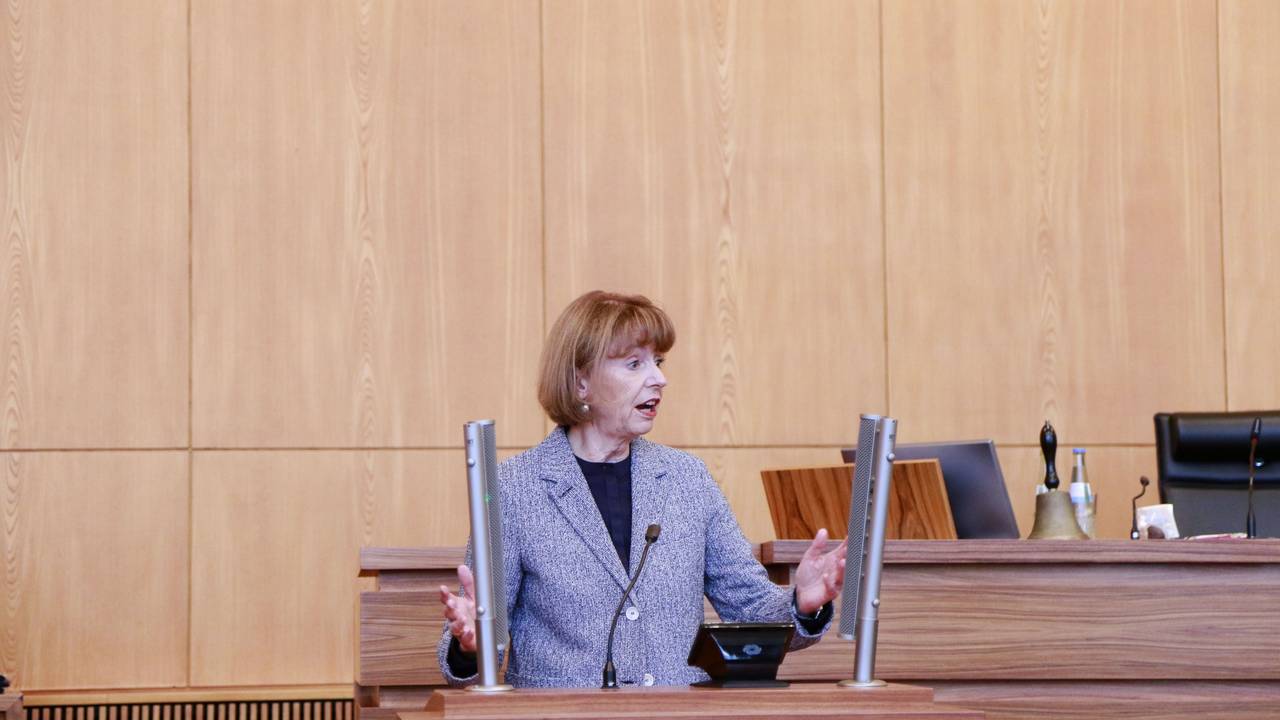 In der letzten 44. Ratssitzung der Stadt Köln vor der Kommunalwahl und der letzten Sitzung von OB Henriette Reker wurde auch über das Rheinverbot im Stadtgebiet entschieden.