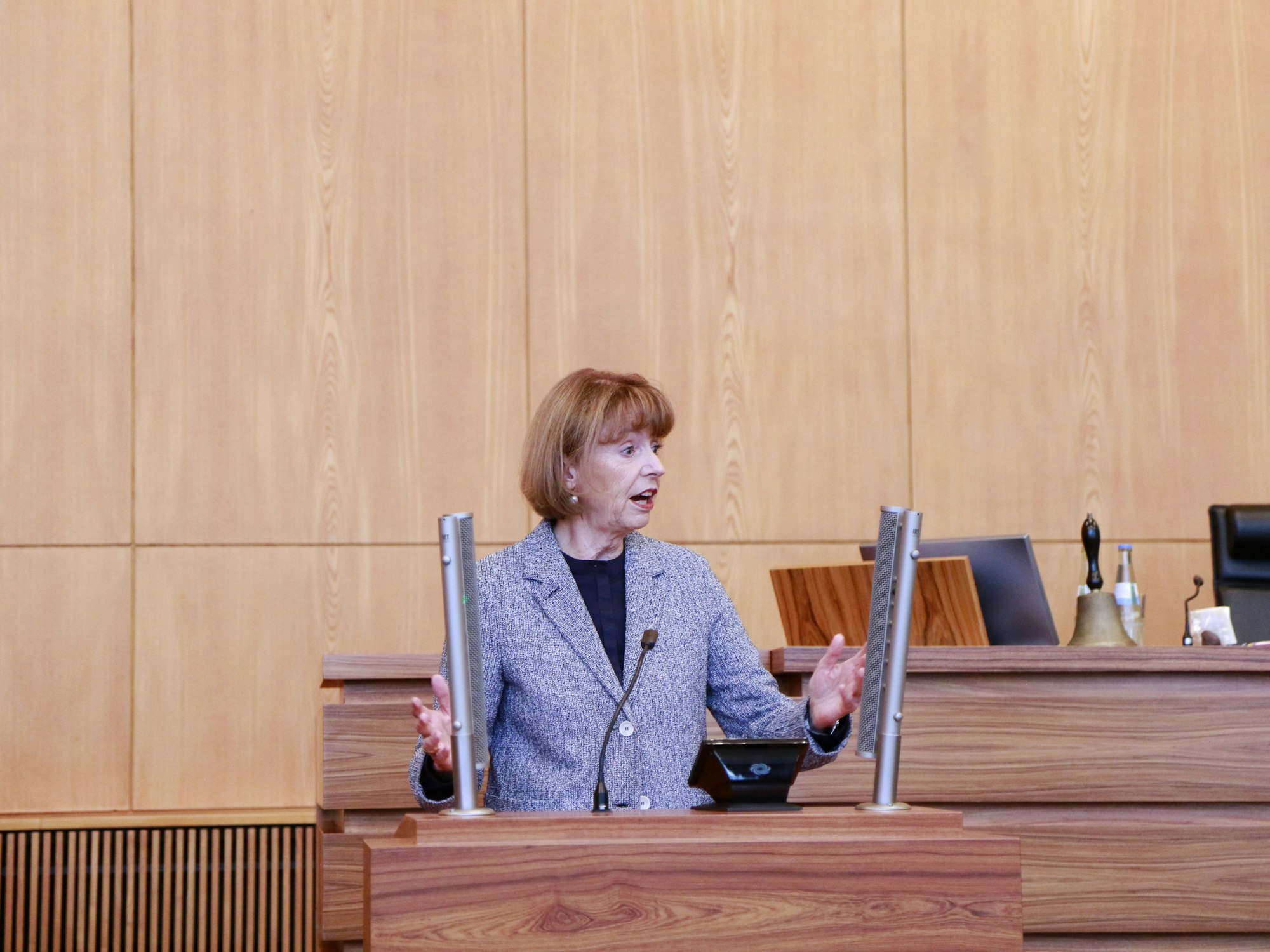 In der letzten 44. Ratssitzung der Stadt Köln vor der Kommunalwahl und der letzten Sitzung von OB Henriette Reker wurde auch über das Rheinverbot im Stadtgebiet entschieden.