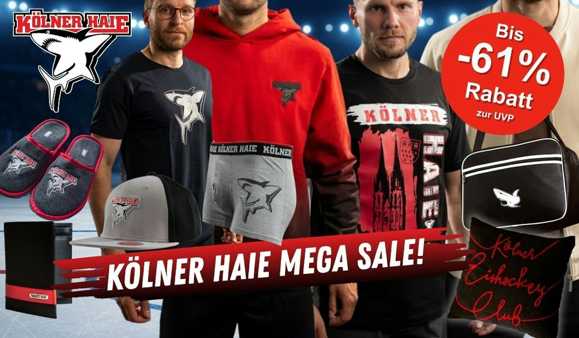 Kölner Haie Fanartikel mit dem Logo des KEC von T-Shirts über Hoodies bis hin zu Geldbörsen, Taschen, Pantoffeln, Boxershorts und mehr. Im Hintergrund ein Eishockeystadion mit Eisfläche.