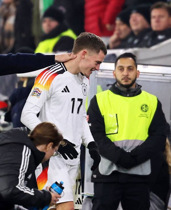 Florian Wirtz und Julian Nagelsmann an der Seitenlinie.