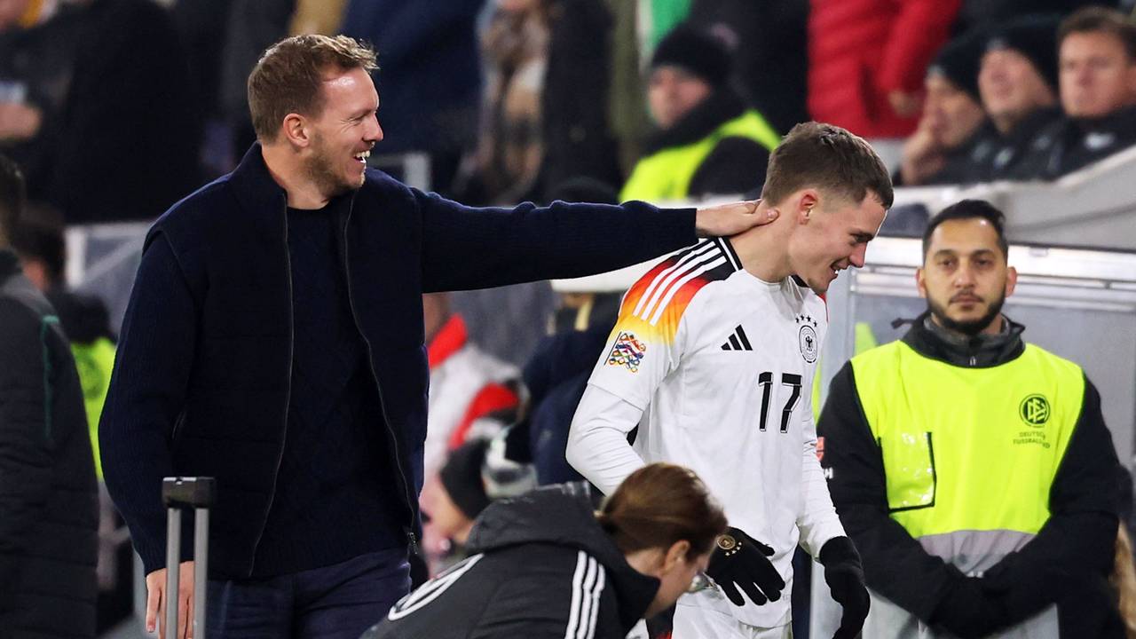 Florian Wirtz und Julian Nagelsmann an der Seitenlinie.