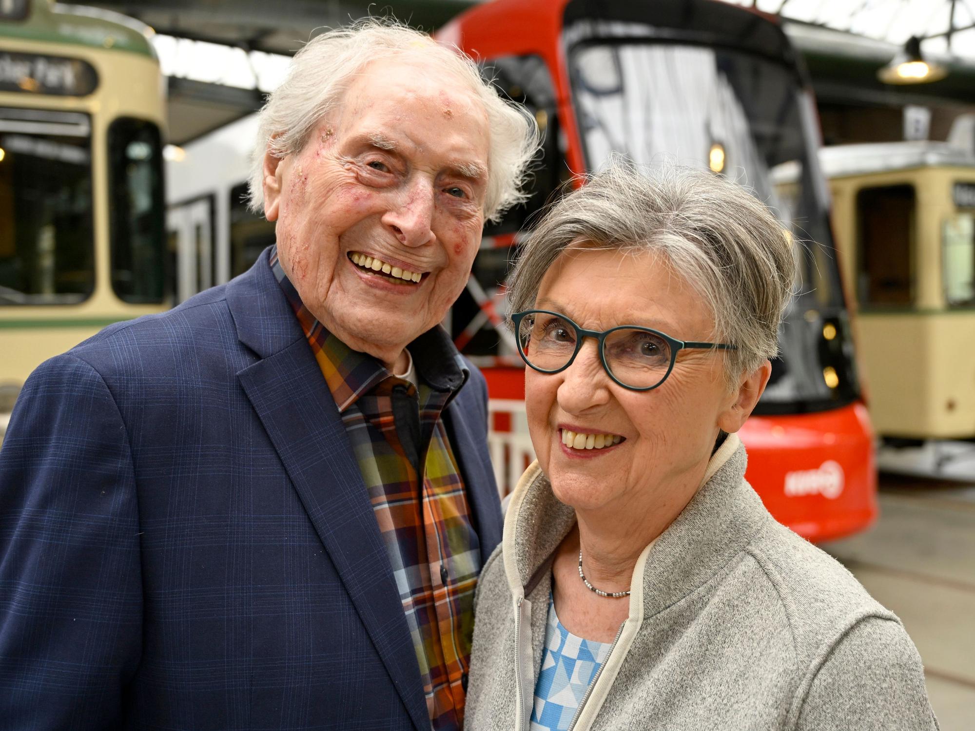 Ludwig Sebus mit seiner Tochter Monika Rück im Straßenbahnmuseum.