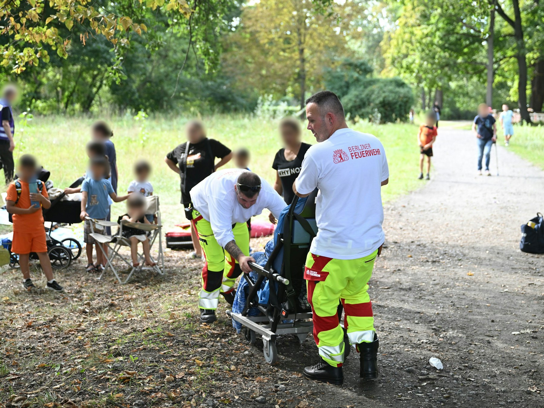 Rettungskräfte der Feuerwehr sind an der Unfallstelle im Einsatz. Ein Auto ist in Berlin-Wedding in eine Menschengruppe gefahren. Nach ersten Erkenntnissen der Polizei kam der Wagen von der Straße ab, fuhr auf den Gehweg und erfasste mehrere Menschen.