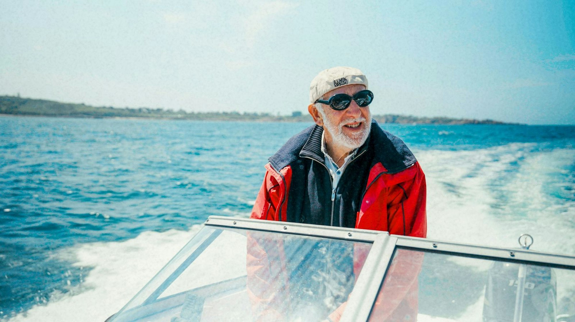 Nordfrankreich ist seine zweite Heimat. Sohn Johannes ist hier vorwiegend aufgewachsen. Dieter Hallervorden steuert sein Motorboot auf dem Atlantik. (Bild: WDR/eitelsonnenschein/Henning Drechsler)