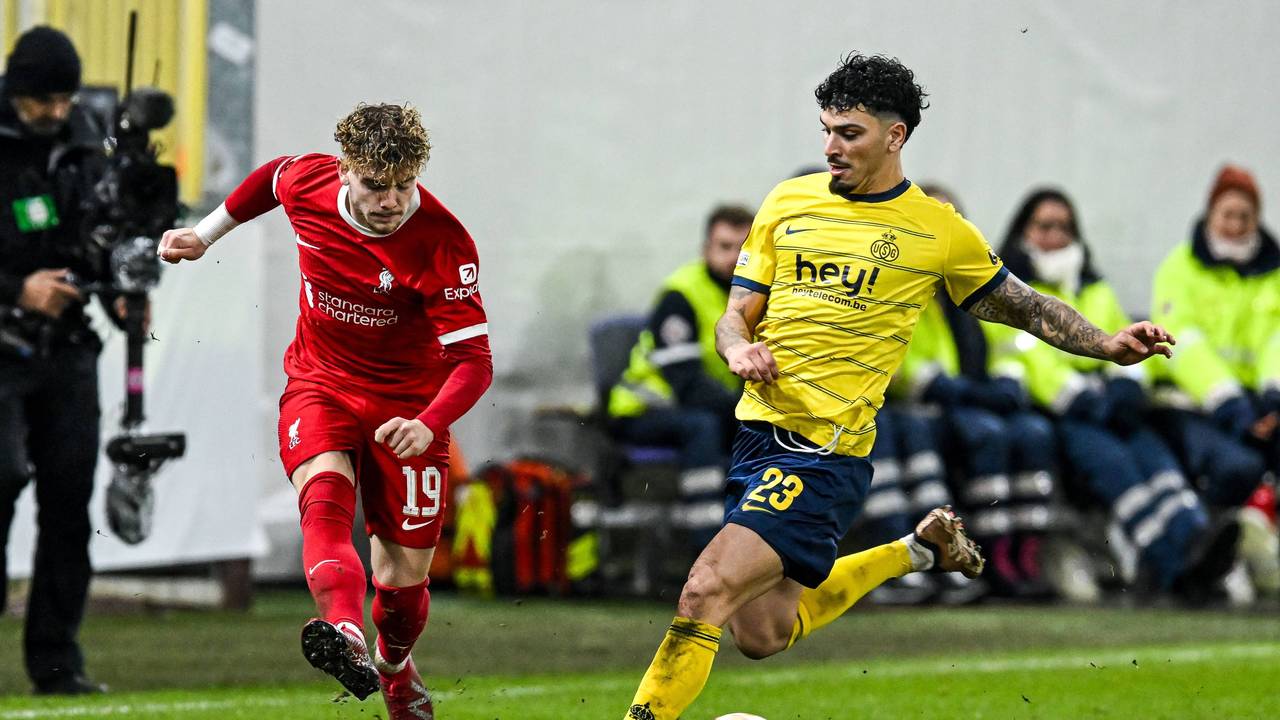 Cameron Puertas kämpft mit Harvey Elliot um den Ball.