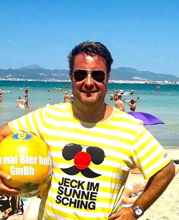 Alexander Manek im „Jeck im Sunnesching“-T-Shirt.