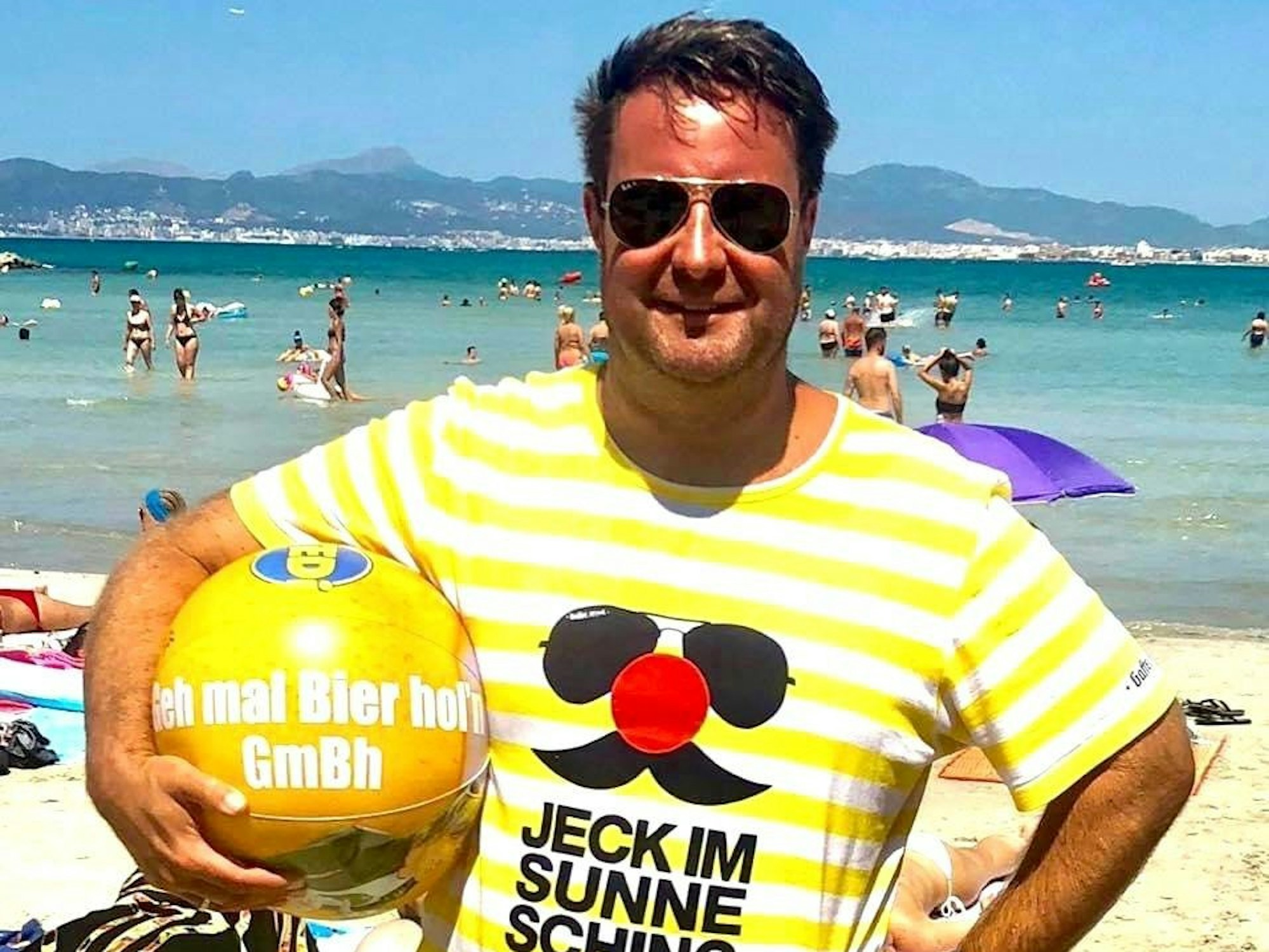 Alexander Manek im „Jeck im Sunnesching“-T-Shirt.