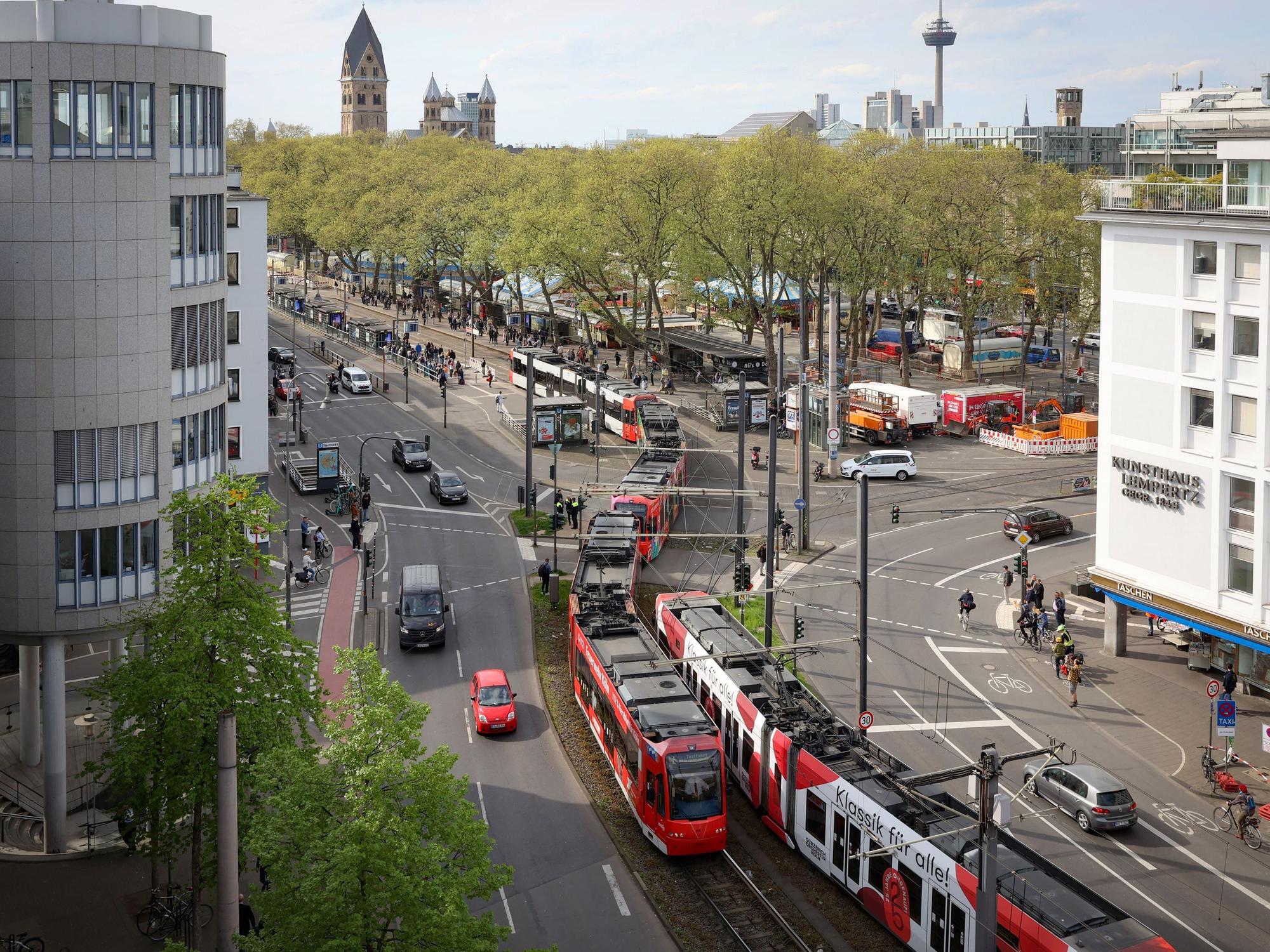 Die Linie 1 soll in Zukunft auf der Ost-West-Achse mit 90 Meter langen Bahnen fahren.
