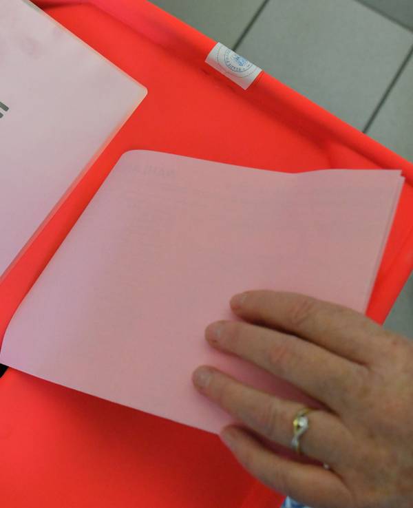 Eine Wählerin steckt ihren Stimmzettel zur Kommunalwahl in Brandenburg in die Wahlurne.