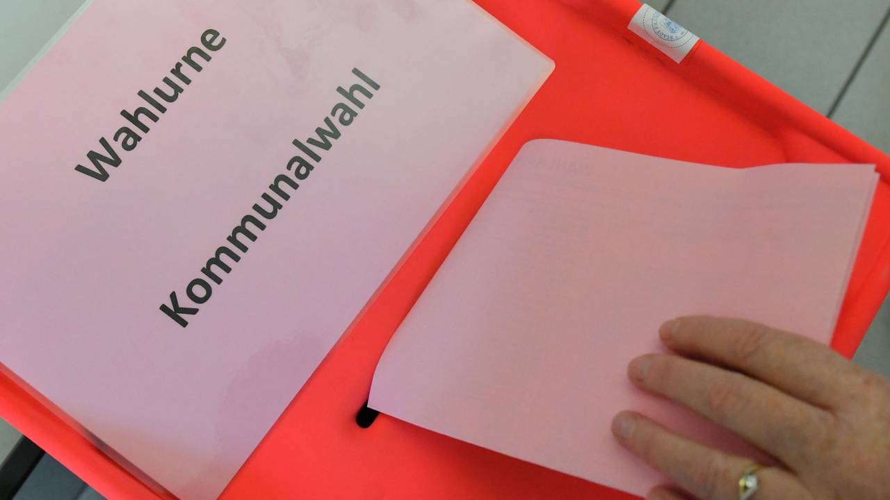 Eine Wählerin steckt ihren Stimmzettel zur Kommunalwahl in Brandenburg in die Wahlurne.