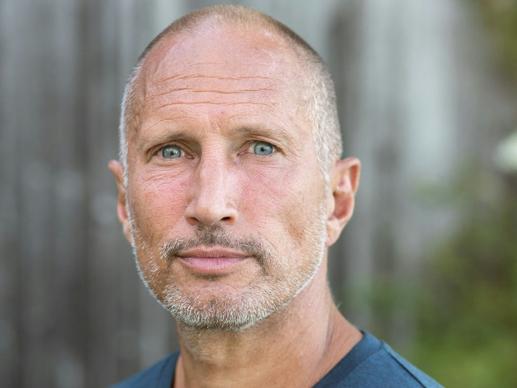 Normalerweise sieht man sein Gesicht auf Leinwand und Bildschirm - in der Dokureihe „Erlebnis Erde: Faszination Europa“ hört man jedoch nur seine Stimme. Schauspielstar Benno Fürmann vertonte spektakuläre Tierfilme und teilt im Interview seine Begeisterung und seinen besonderen Zugang zur Natur. (Bild: Thomas Koy)