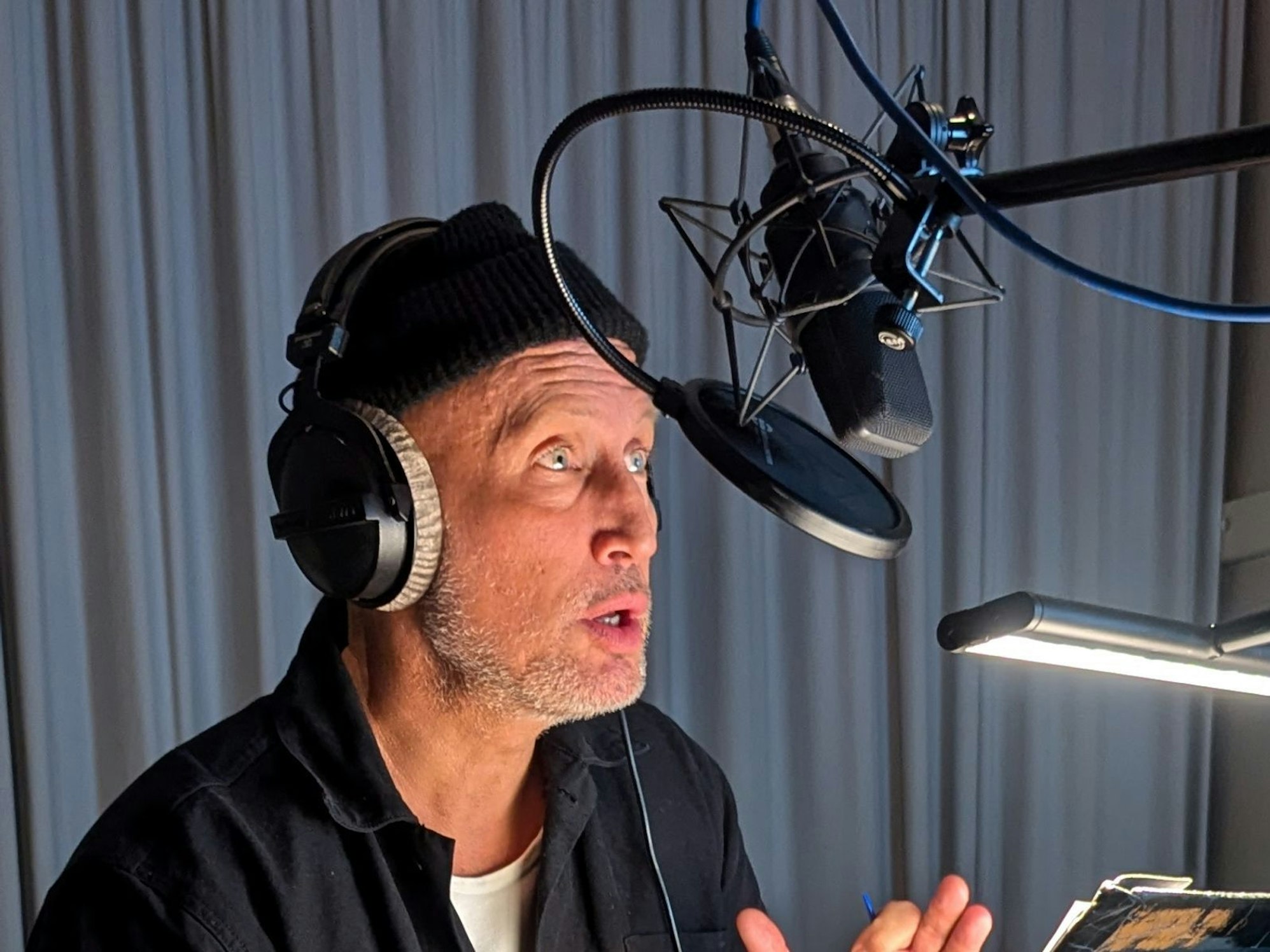 Mal nicht vor der Kamera aktiv, sondern nur mit dem Mikrofon spielend: Benno Fürmann vertonte als Sprecher sechs Folgen der spektakulären ARD-Naturdoku „Erlebnis Erde: Faszination Europa“. (Bild: lightandshwadow/WDR)