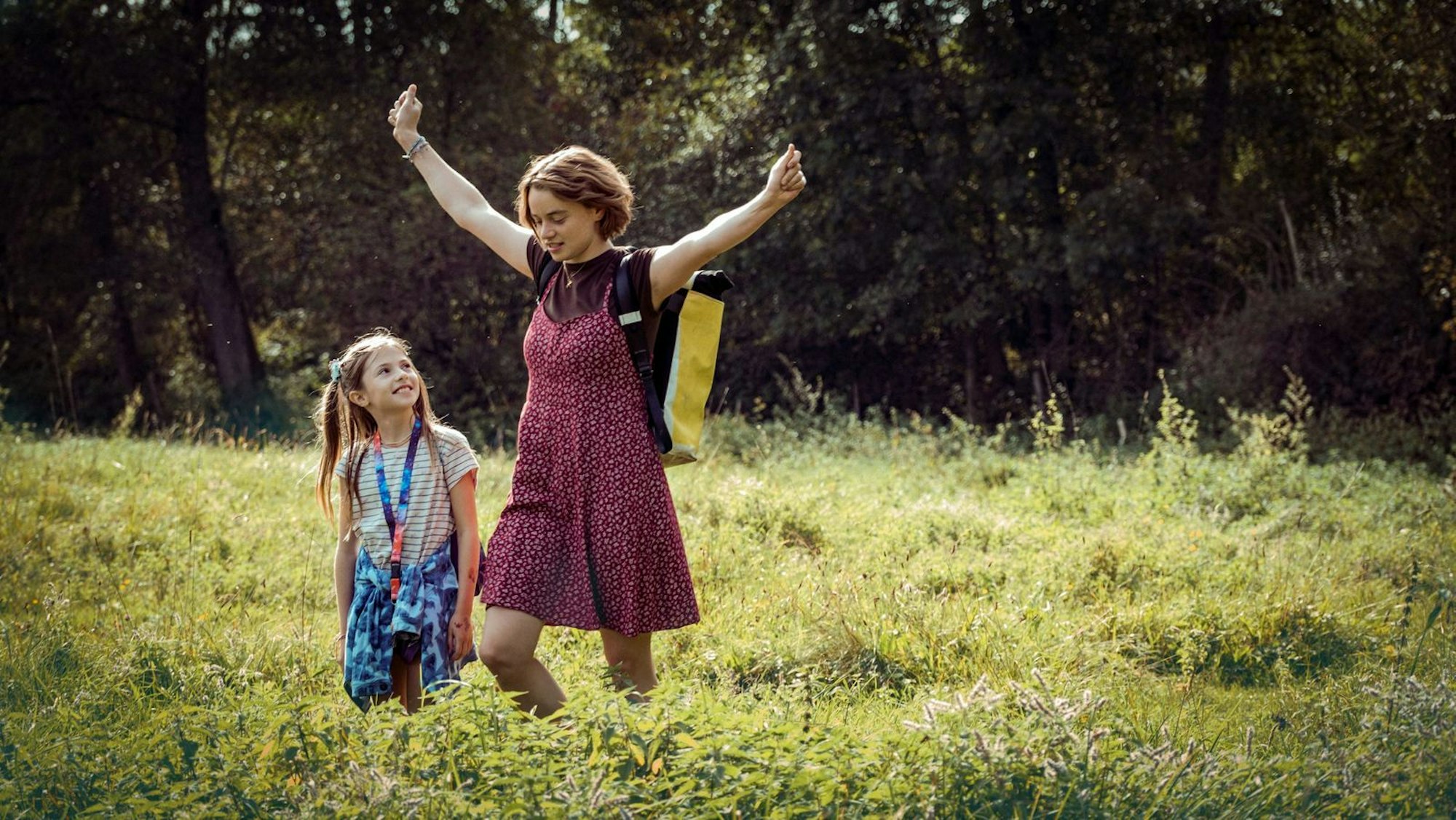 In „22 Bahnen“ (2025) verkörpert Luna Wedler (rechts) eine junge Frau, die in einer Kleinstadt feststeckt. (Bild: Constantin Film Distribution/Gordon Timpen)