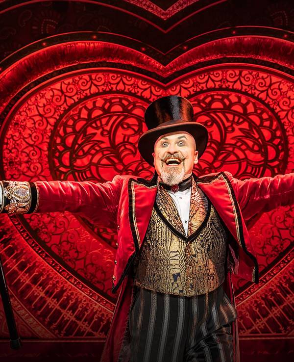 Darsteller von Moulin Rouge! Das Musical vor einem Herz-Bühnenbild
