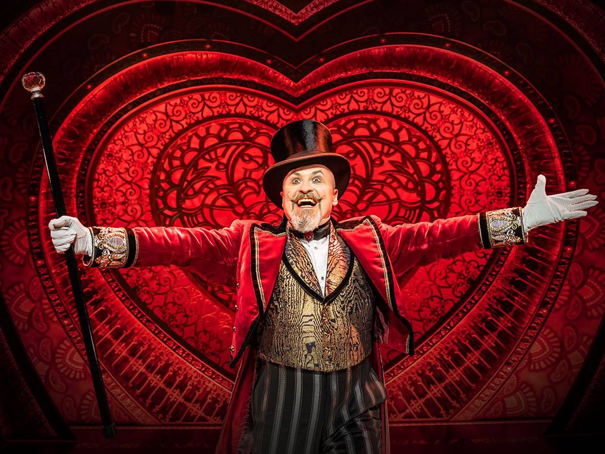 Darsteller von Moulin Rouge! Das Musical vor einem Herz-Bühnenbild
