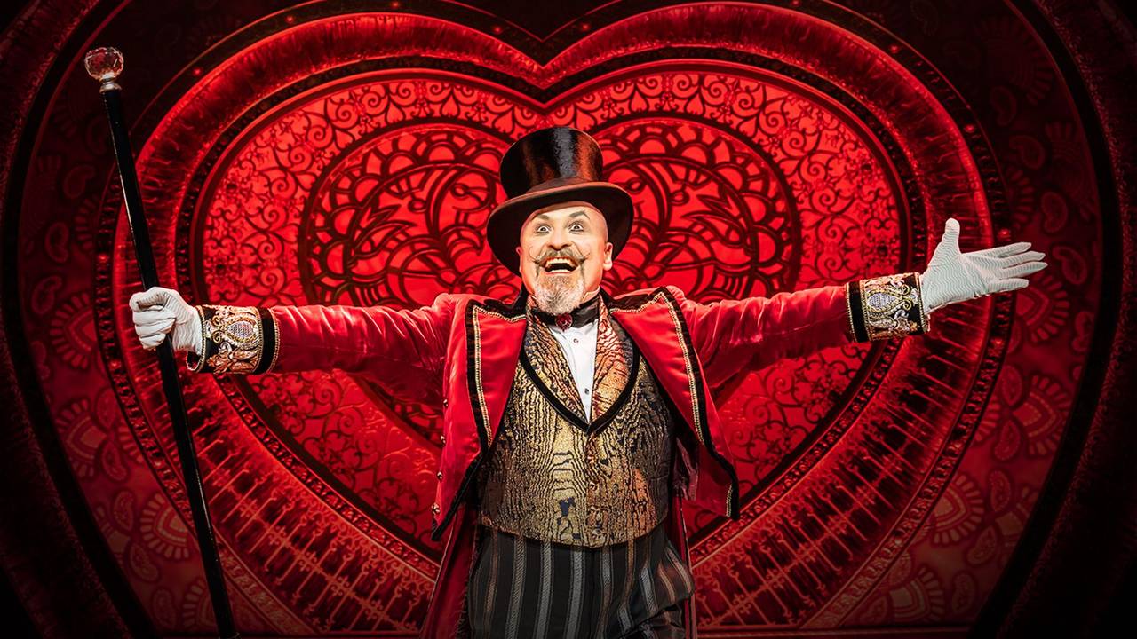 Darsteller von Moulin Rouge! Das Musical vor einem Herz-Bühnenbild