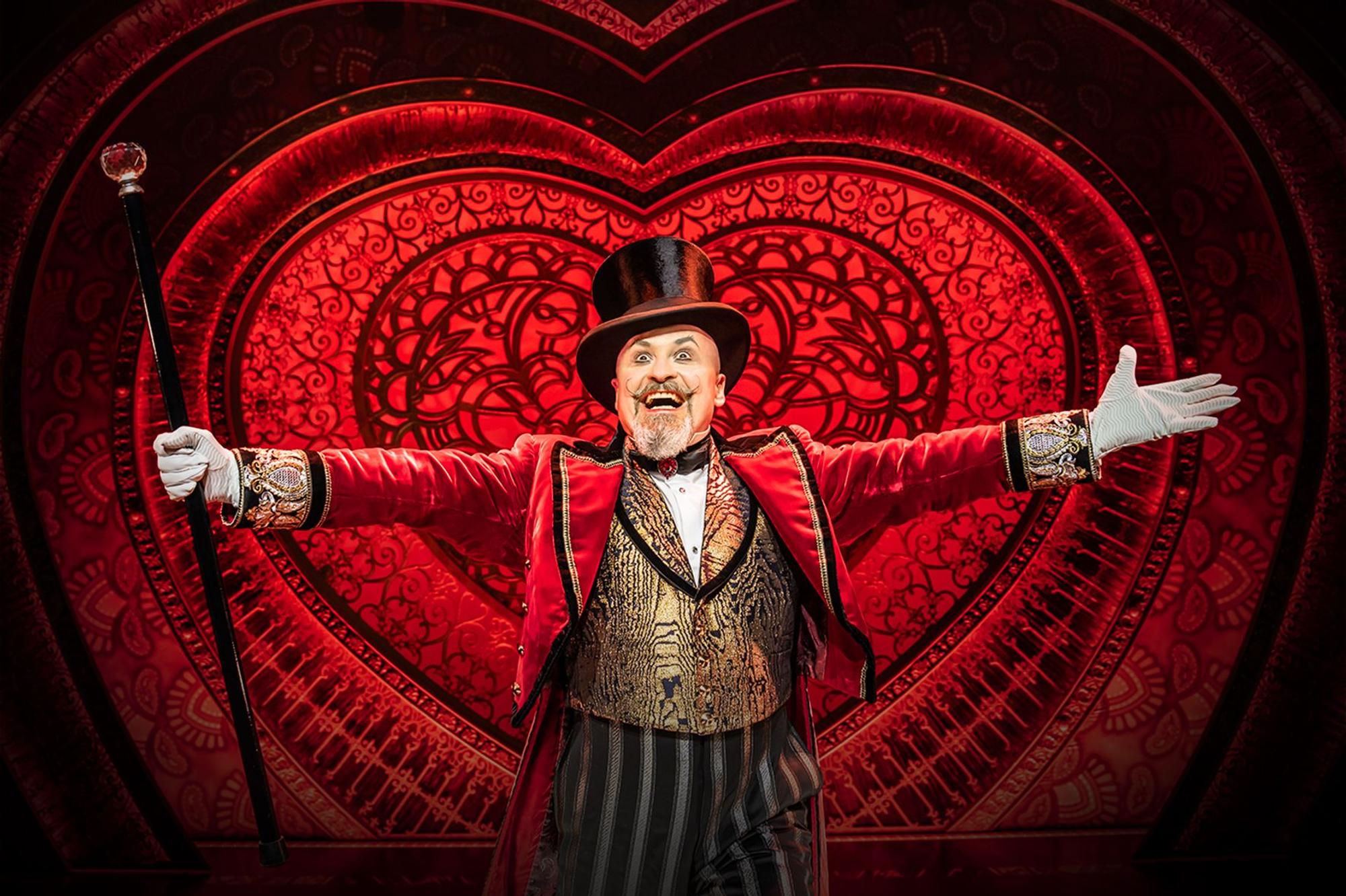Darsteller von Moulin Rouge! Das Musical vor einem Herz-Bühnenbild