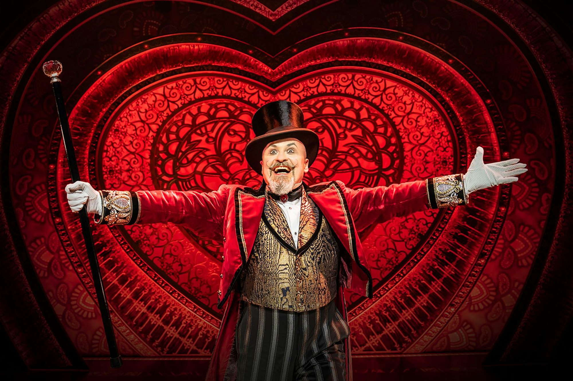 Darsteller von Moulin Rouge! Das Musical vor einem Herz-Bühnenbild