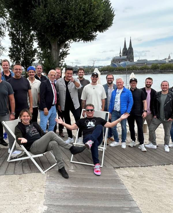Musiker stehen im Beachclub am Tanzbrunnen zum Gruppenfoto zusammen.
