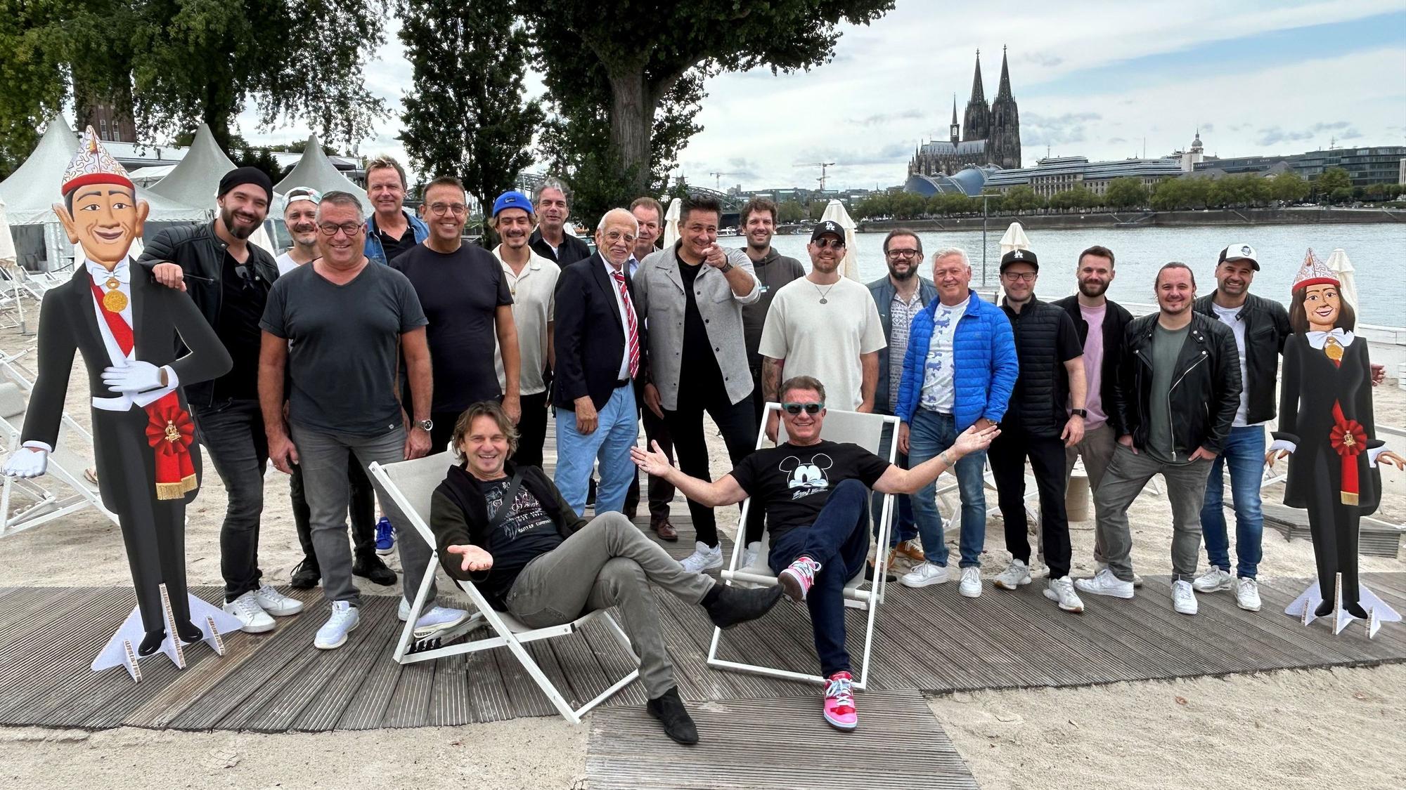 Musiker stehen im Beachclub am Tanzbrunnen zum Gruppenfoto zusammen.