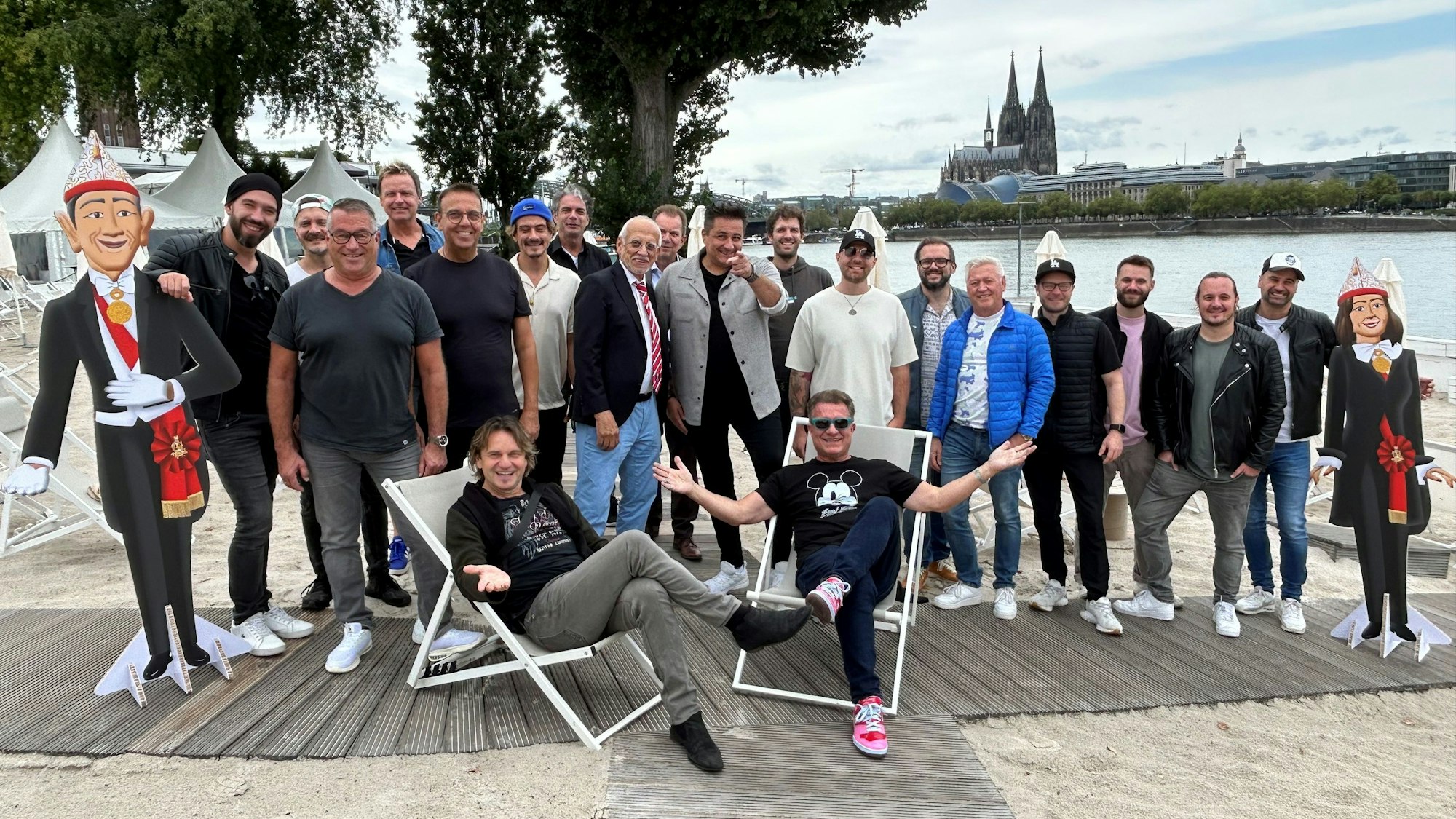 Musiker stehen im Beachclub am Tanzbrunnen zum Gruppenfoto zusammen.