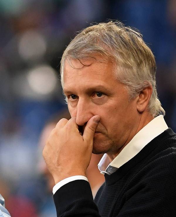 Frank Baumann fasst sich an die Nase.