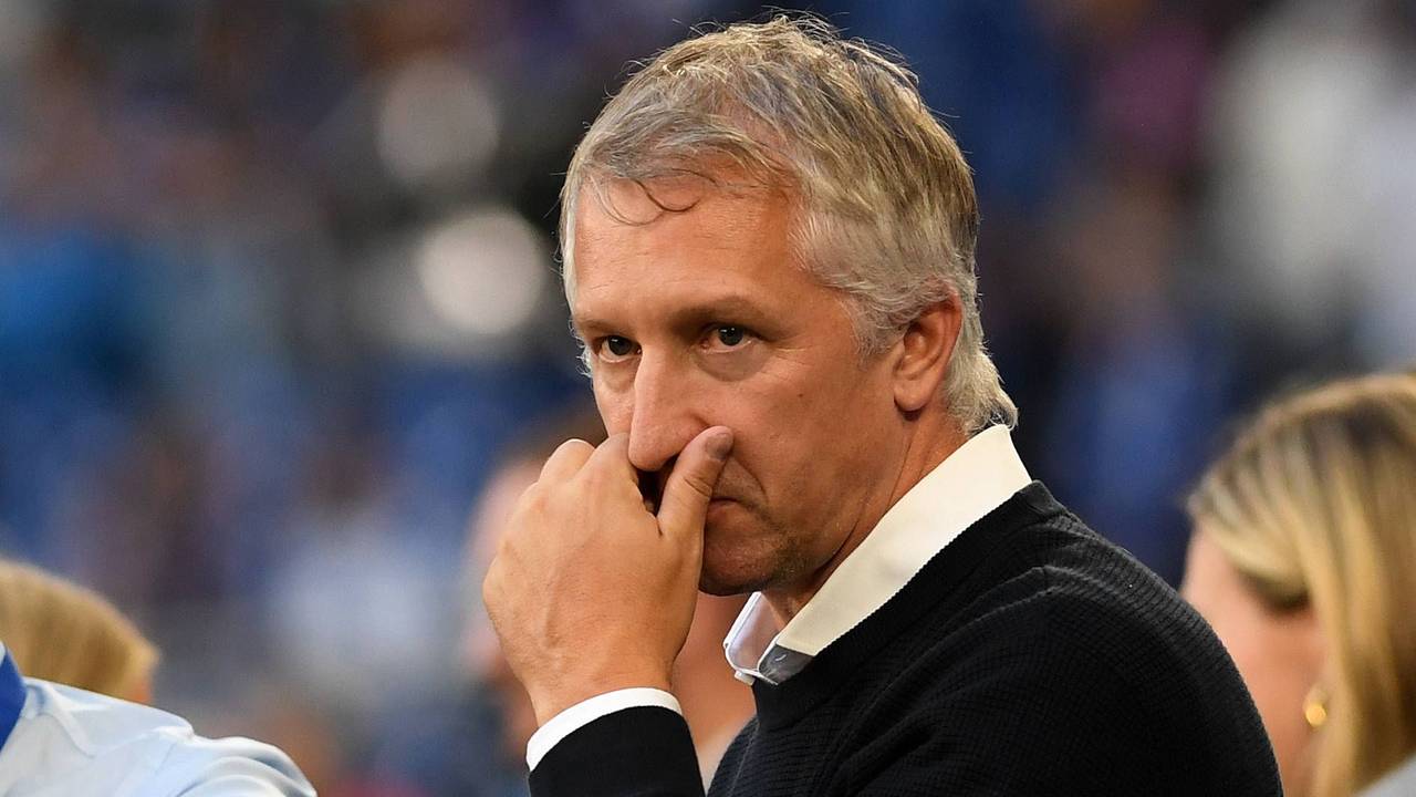 Frank Baumann fasst sich an die Nase.