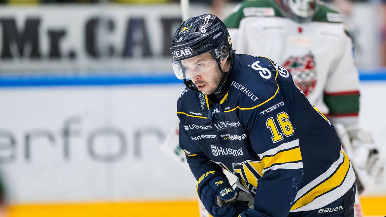 Tanner Kero in einem Spiel für HV71.