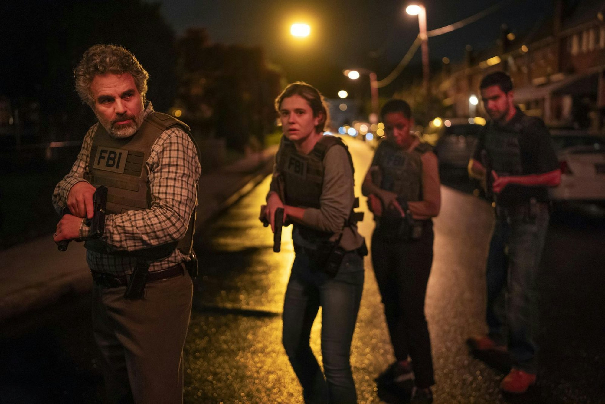 Tom (Mark Ruffalo, links) hat drei FBI-Agents als Task Force zur Seite gestellt bekommen: die sympathische Lebens-Chaotin Lizzie Stover (Alison Oliver, zweite von links), die pflichtbewusste Scharfschützin Aleah (Thuso Mbedu) und Anthony Grasso (Fabien Frankel). (Bild: © Home Box Office, Inc. All rights reserved. )