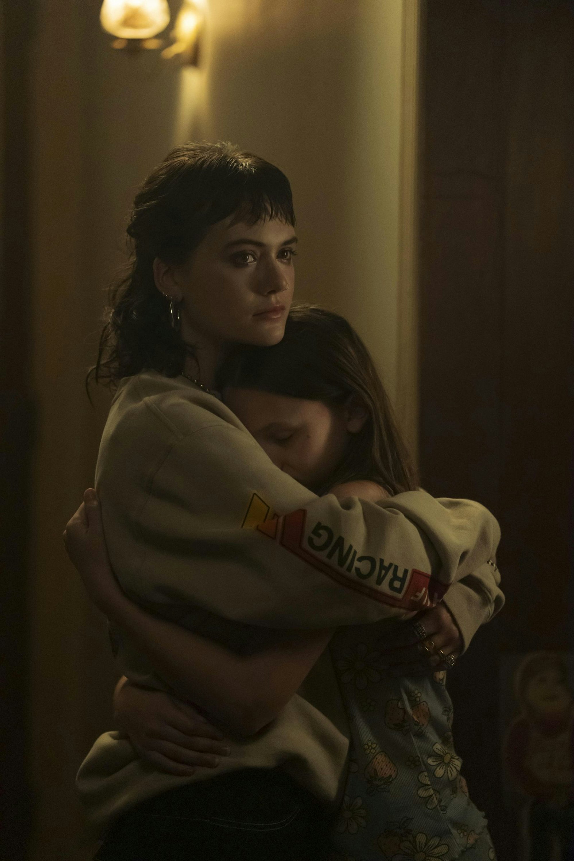 Robbies 21-jährige Nichte Maeve (Emilia Jones, Hauptdarstellerin des Oscar-Films „Coda“, links) hält dessen Familie zusammen. (Bild: © Home Box Office, Inc. All rights reserved. )