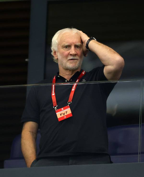 Rudi Völler (r), Sportdirektor der deutschen Männer-Nationalmannschaft und des DFB, und Andreas Rettig, DFB-Geschäftsführer Sport, stehen auf der Tribüne.