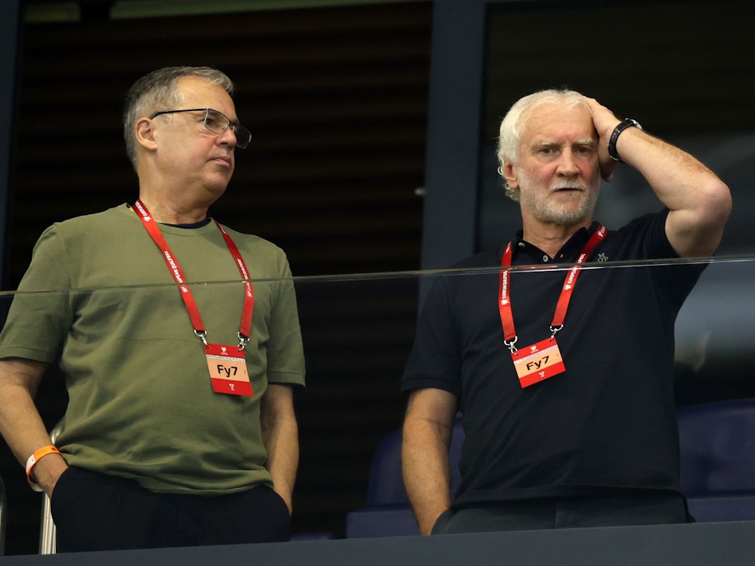 Rudi Völler (r), Sportdirektor der deutschen Männer-Nationalmannschaft und des DFB, und Andreas Rettig, DFB-Geschäftsführer Sport, stehen auf der Tribüne.