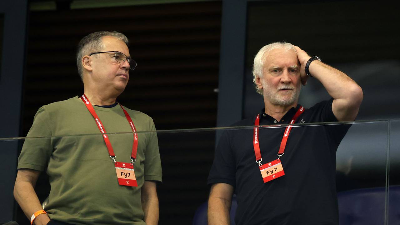 Rudi Völler (r), Sportdirektor der deutschen Männer-Nationalmannschaft und des DFB, und Andreas Rettig, DFB-Geschäftsführer Sport, stehen auf der Tribüne.