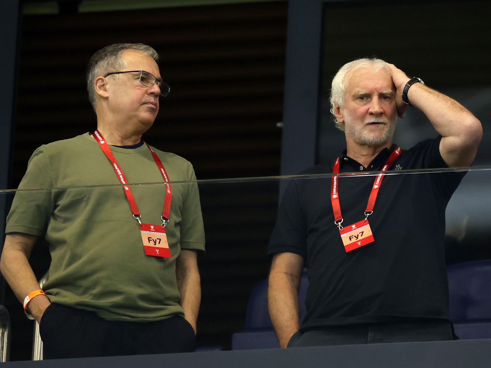 Rudi Völler, Sportdirektor der deutschen Männer-Nationalmannschaft und des DFB, und Andreas Rettig, DFB-Geschäftsführer Sport, stehen auf der Tribüne.