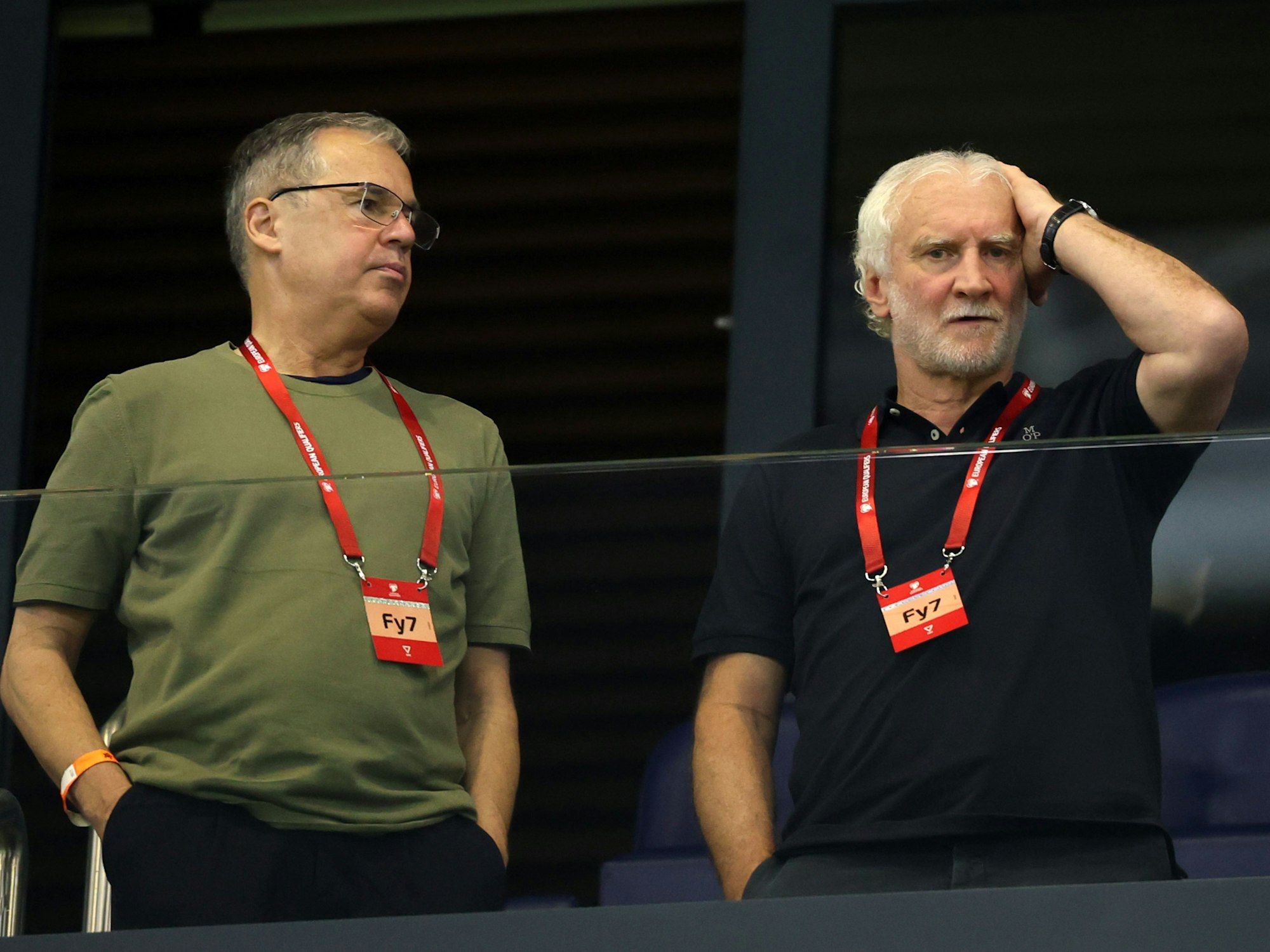 Rudi Völler, Sportdirektor der deutschen Männer-Nationalmannschaft und des DFB, und Andreas Rettig, DFB-Geschäftsführer Sport, stehen auf der Tribüne.