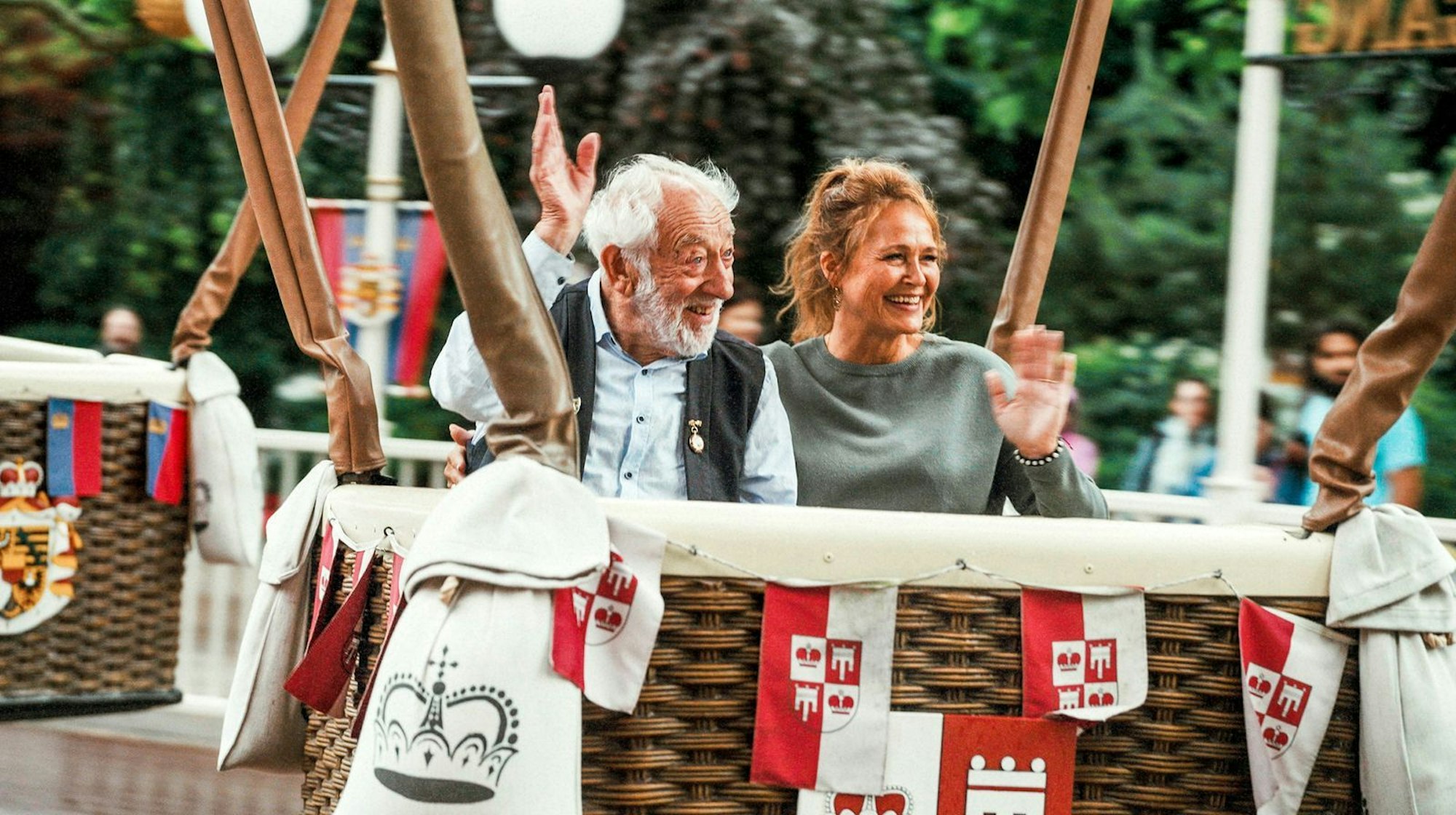 Dieter Hallervorden und seine Ehefrau Christiane Hallervorden genießen eine Ballonfahrt im Europa-Park und winken Fans zu. (Bild: WDR/eitelsonnenschein/Till Vielrose)