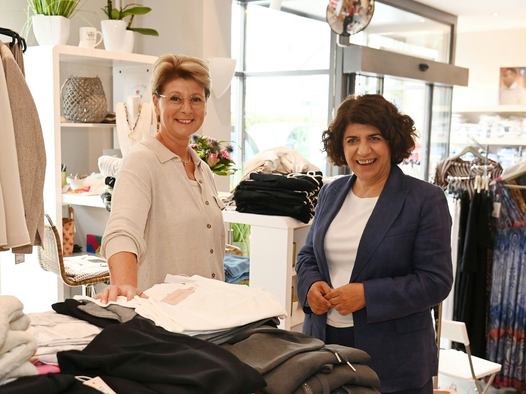 Berivan Aymaz im Modegeschäft Remy Moden in Köln-Brück.