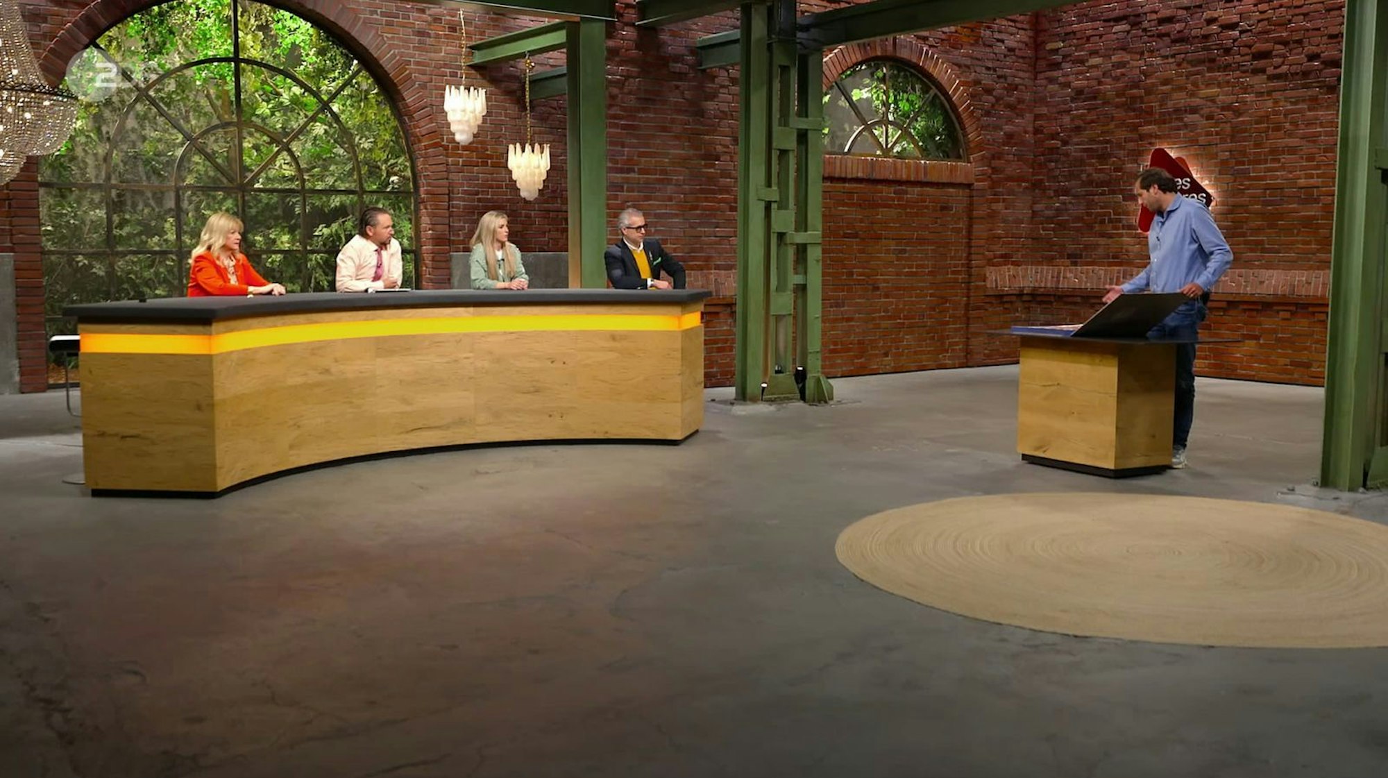 Im Händlerraum zeigten alle Interesse, wodurch die Gebote rasch den Wunschpreis übertrafen. (Bild: ZDF)