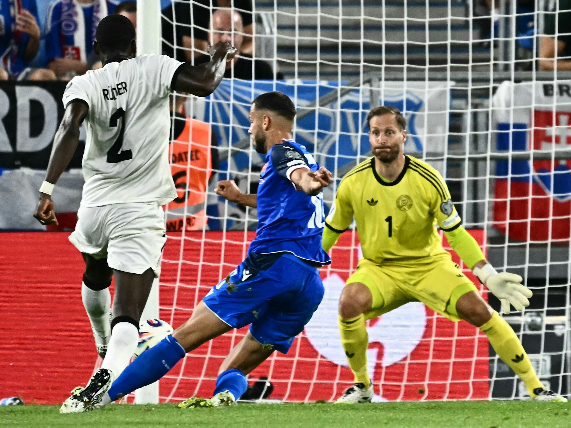 David Hancko beim Tor für die Slowakei.