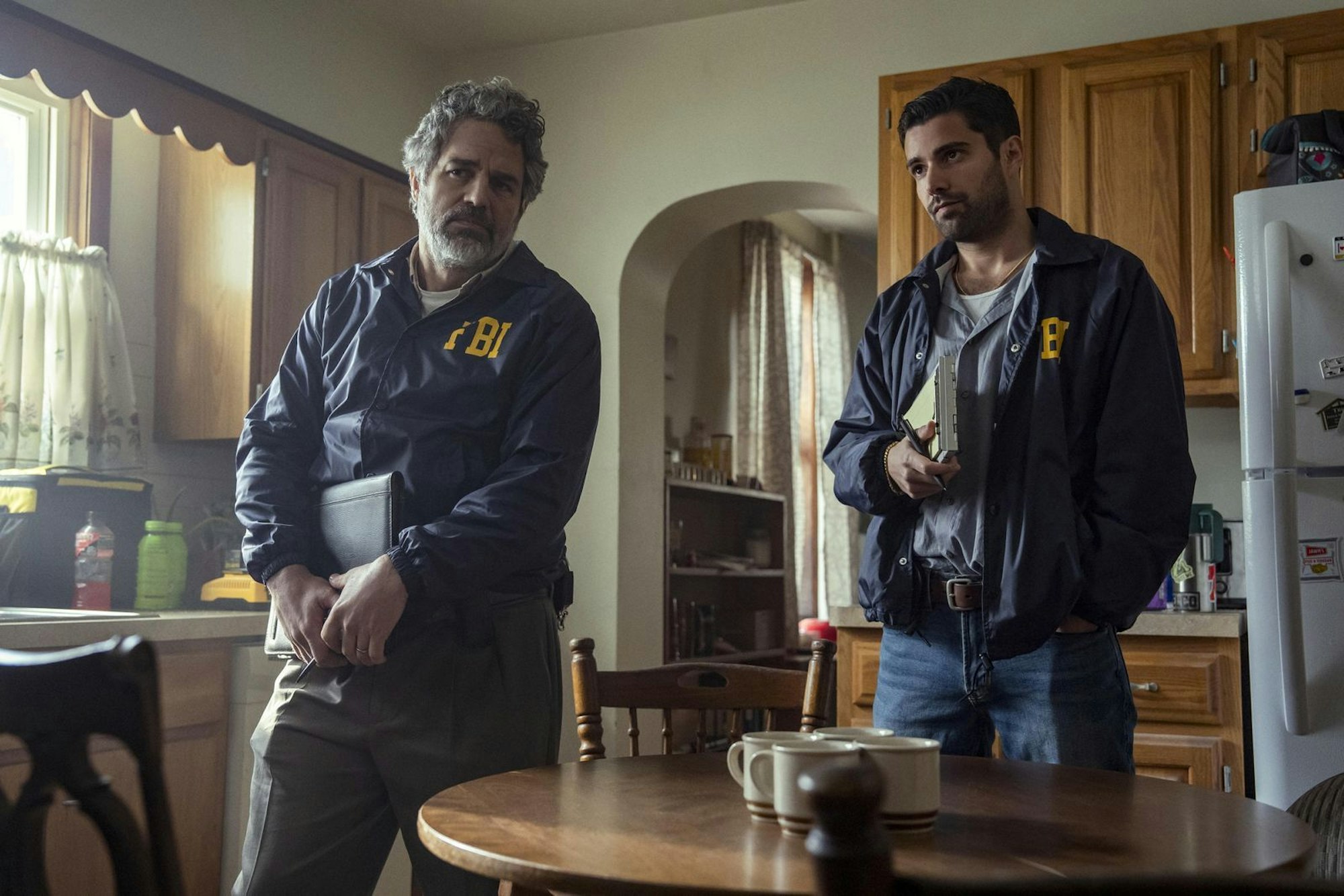 Tom (Mark Ruffalo, links) und Anthony Grasso (Fabien Frankel) beziehen ein Wohnaaus, in dem ihre vierköpfige Einheit arbeiten wird. (Bild: © Home Box Office, Inc. All rights reserved. )