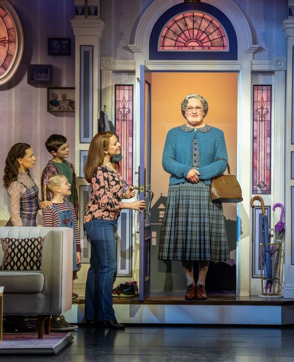 Mrs. Doubtfire steht verkleidet in der Tür bei seiner Familie.