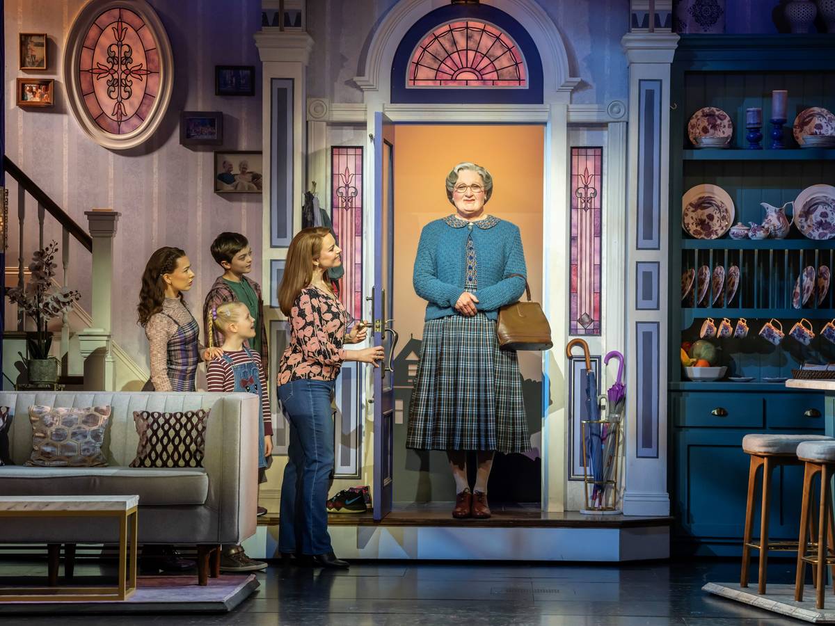 Mrs. Doubtfire steht verkleidet in der Tür bei seiner Familie.