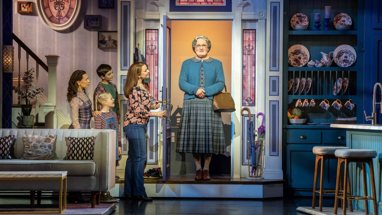 Mrs. Doubtfire steht verkleidet in der Tür bei seiner Familie.