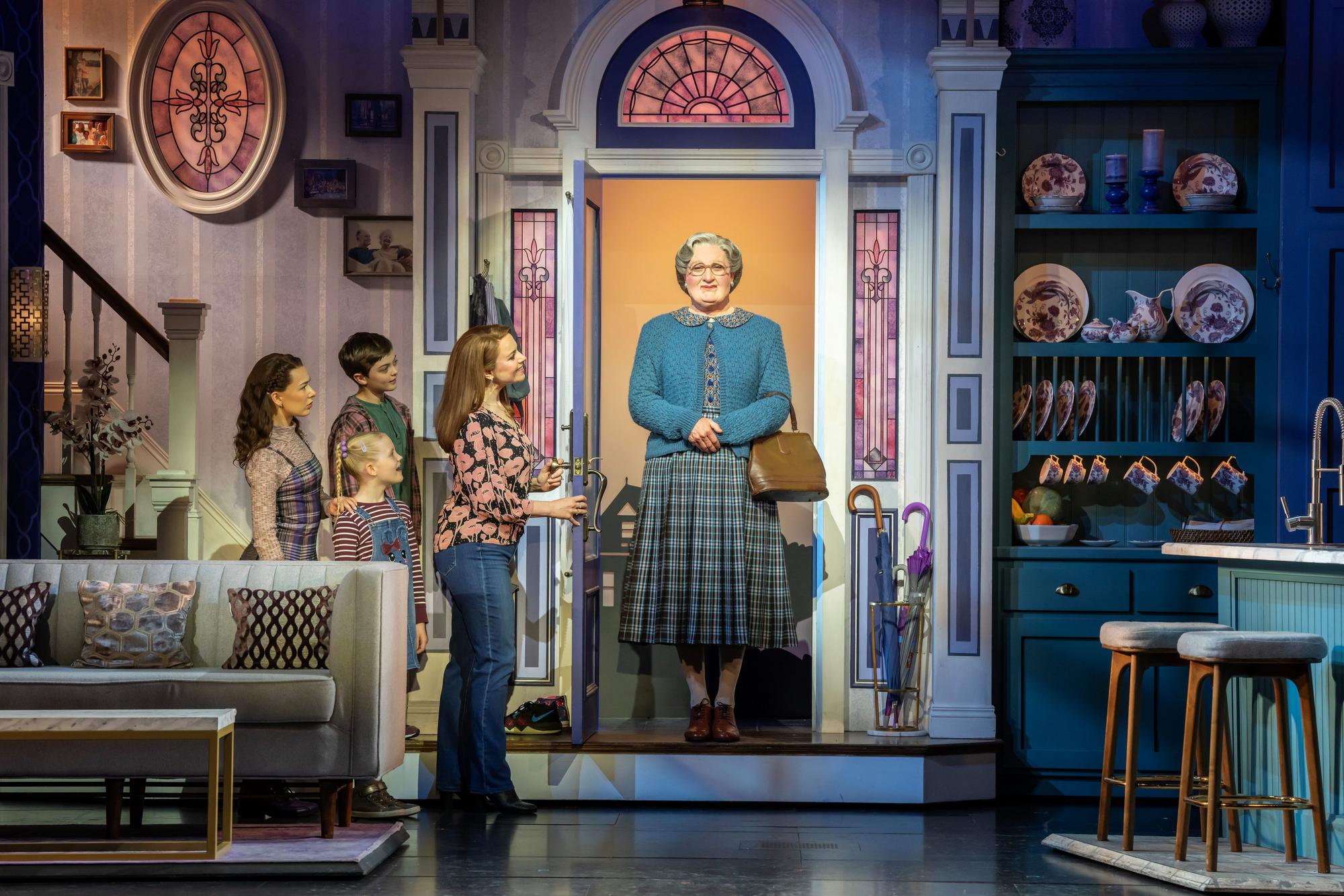 Mrs. Doubtfire steht verkleidet in der Tür bei seiner Familie.